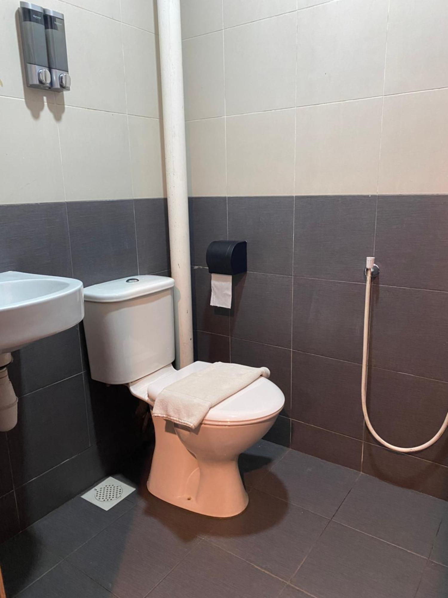 V Hotel Johor Bahru Dış mekan fotoğraf